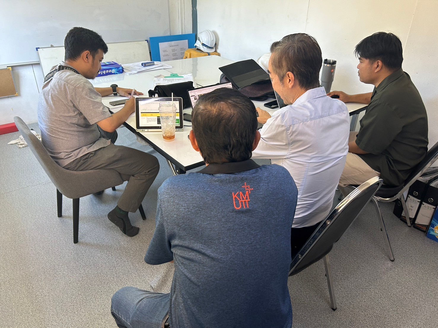 การพูดคุยทบทวน Workflow ร่วมกับทีมในห้องประชุม