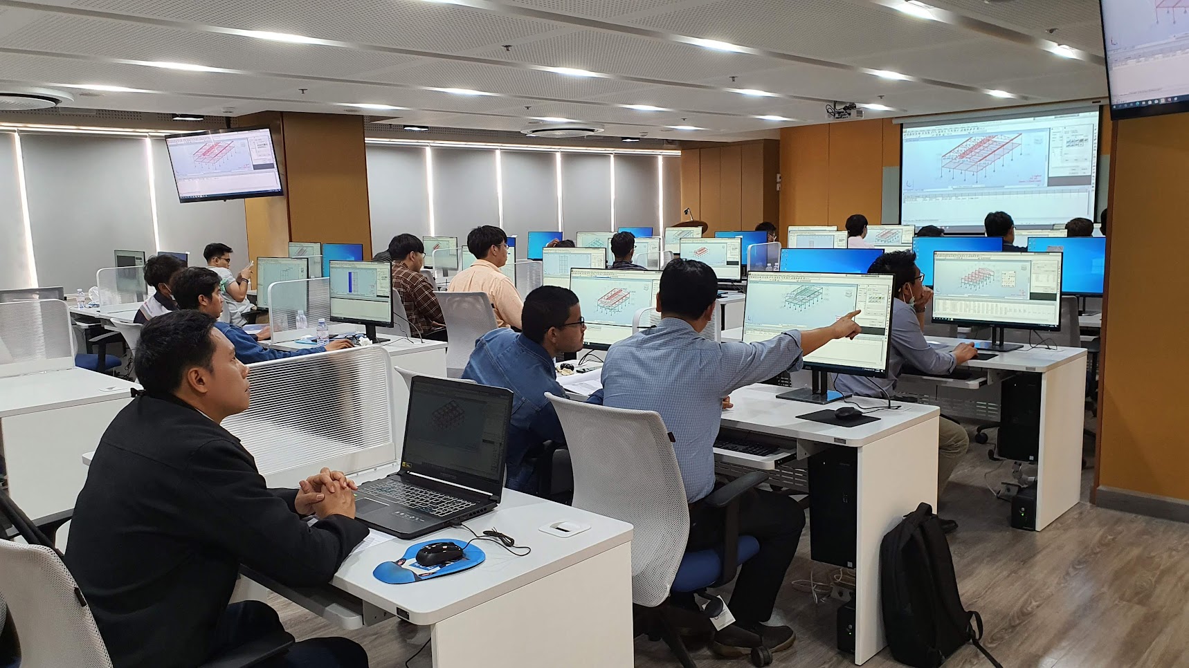 ผู้เข้าอบรมใช้คอมพิวเตอร์ระหว่างการบรรยาย ณ วสท.