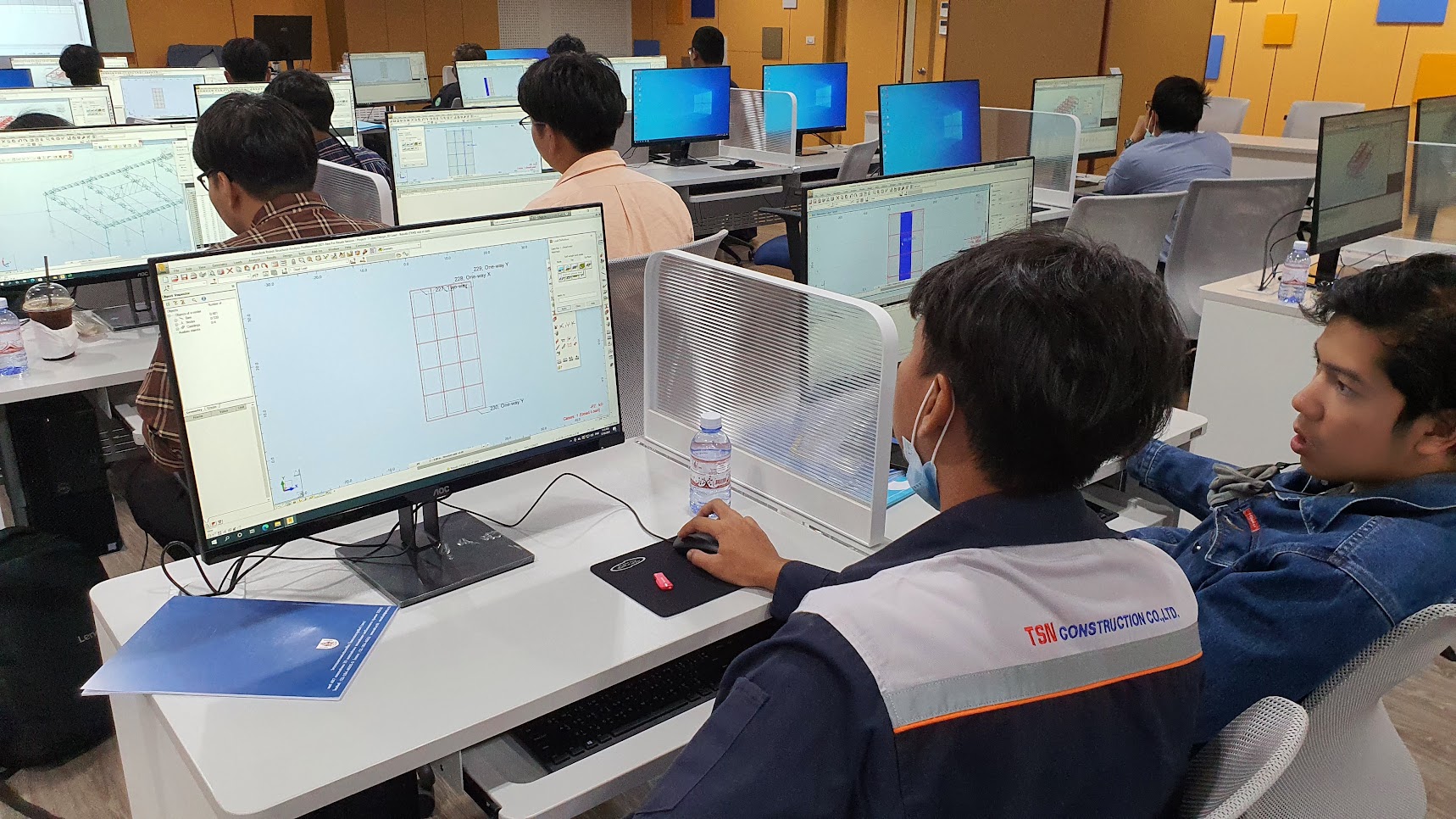 ผู้เข้าอบรมทำงานกับคอมพิวเตอร์ระหว่างการอบรม ณ วสท.