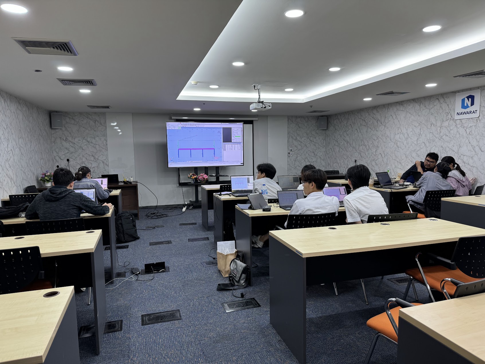 ผู้เข้าอบรมนั่งเรียนและใช้คอมพิวเตอร์